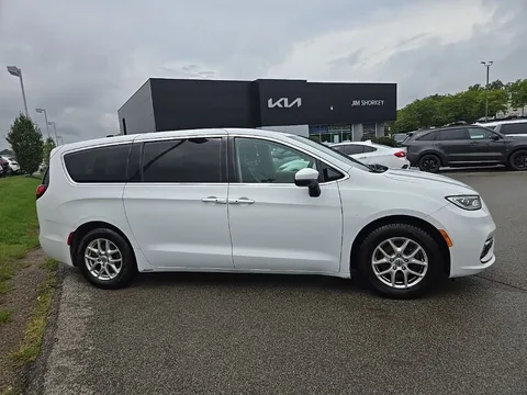 2023 Chrysler Pacifica Touring L, photo 2