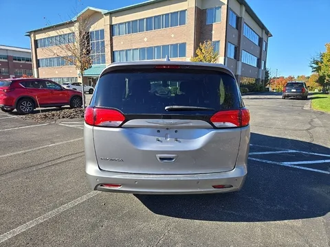 2017 Chrysler Pacifica LX, photo 4