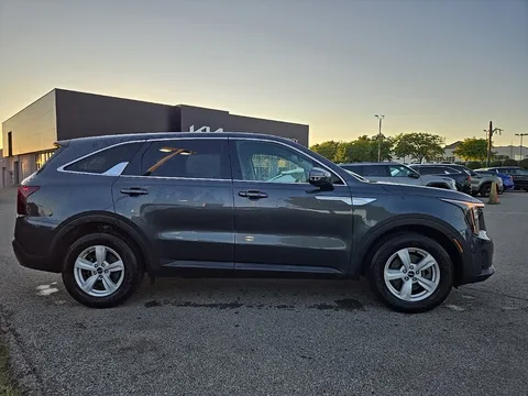 2024 Kia Sorento LX, photo 2