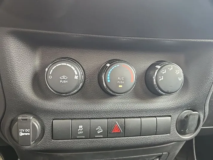 2015 Jeep Wrangler - view 22