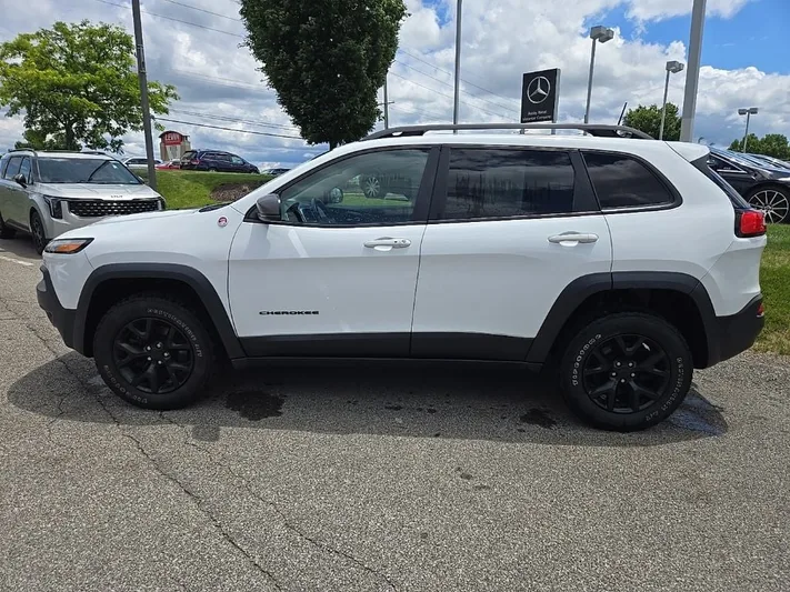 2018 Jeep Cherokee - view 10