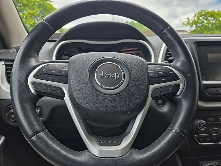 2018 Jeep Cherokee - view 14