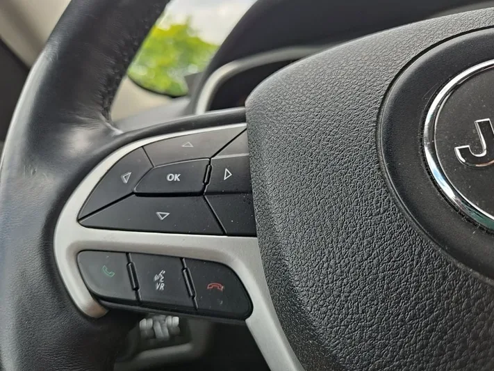 2018 Jeep Cherokee - view 15