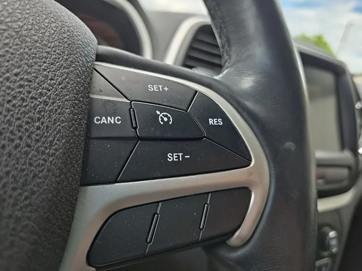 2018 Jeep Cherokee - view 17