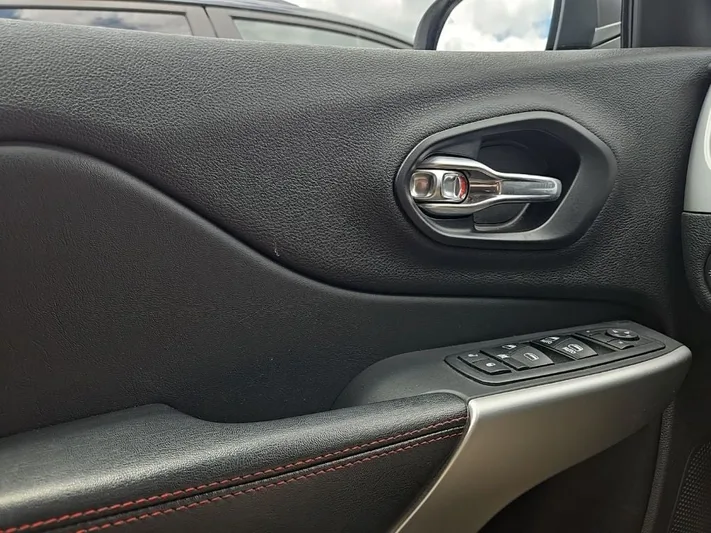 2018 Jeep Cherokee - view 19