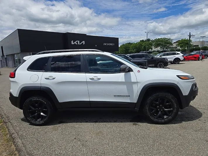 2018 Jeep Cherokee - view 2