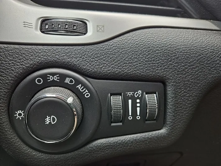 2018 Jeep Cherokee - view 20