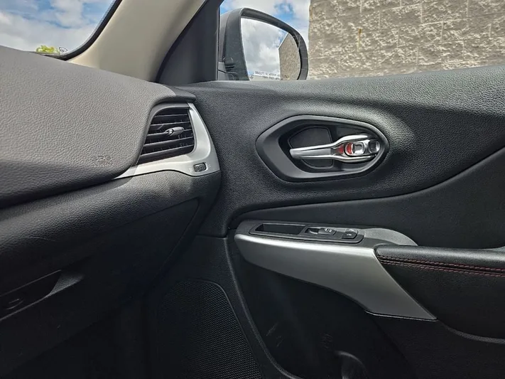 2018 Jeep Cherokee - view 27