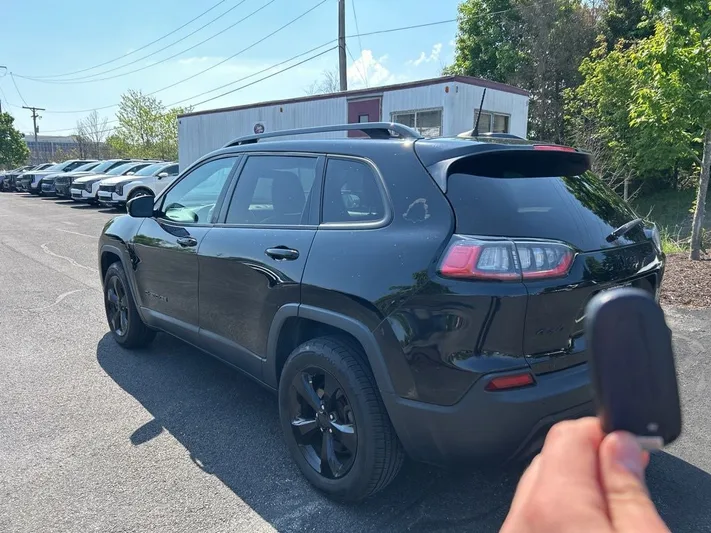 2019 Jeep Cherokee - view 5