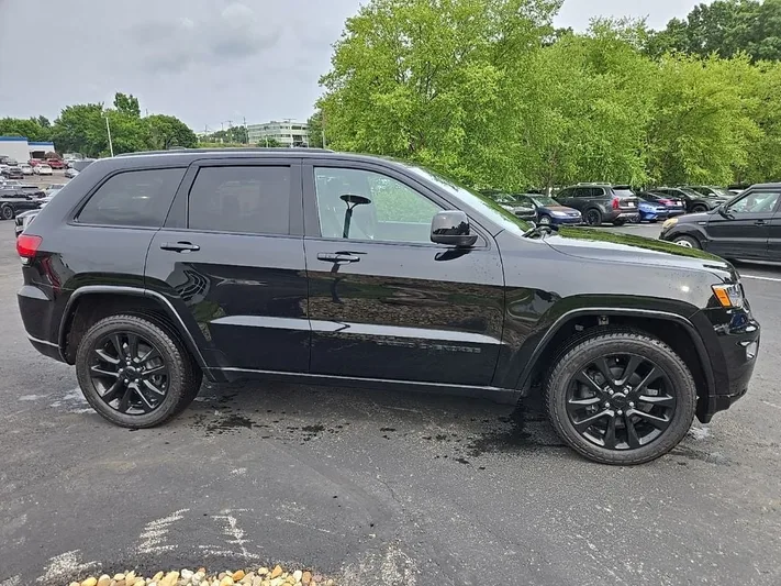 2019 Jeep Grand - view 2