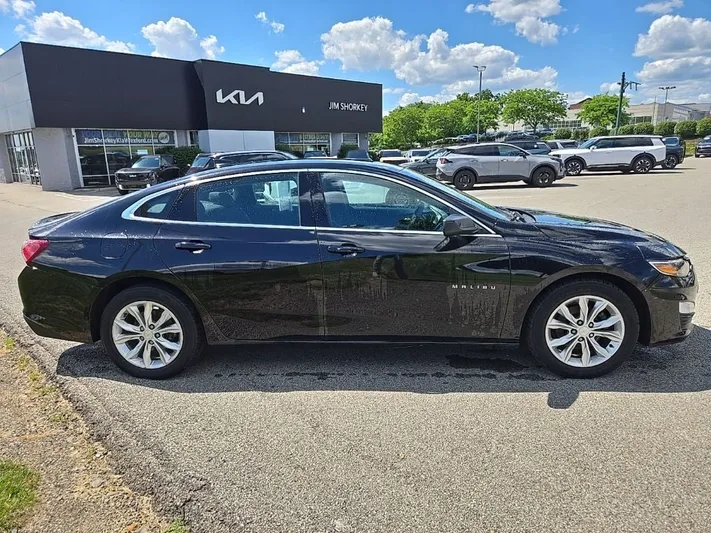 2022 Chevrolet Malibu - view 2