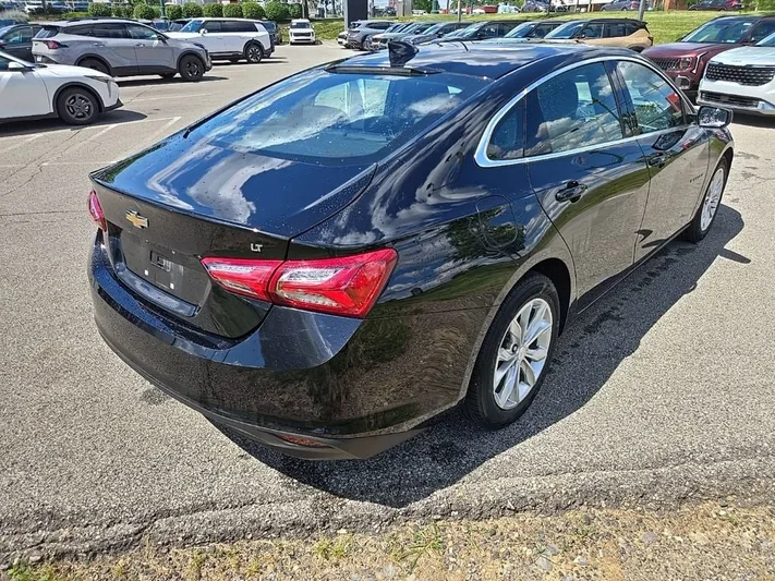 2022 Chevrolet Malibu - view 3