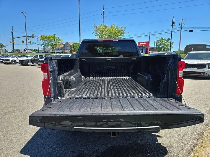 2020 Chevrolet Silverado - view 7