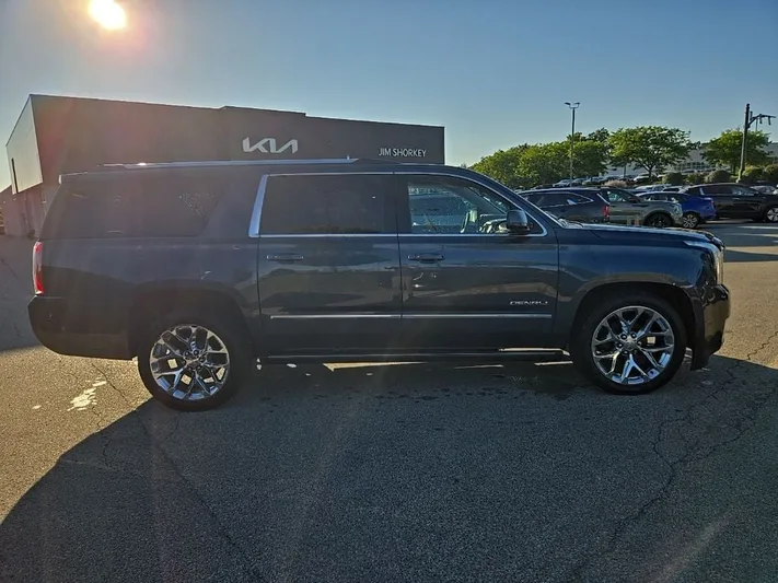 2020 GMC Yukon - view 2