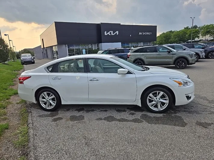 2013 Nissan Altima - view 2