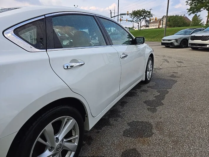 2013 Nissan Altima - view 3