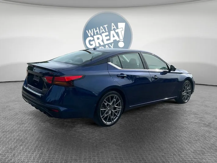 2023 Nissan Altima - view 3