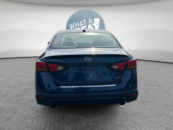 2023 Nissan Altima - view 5