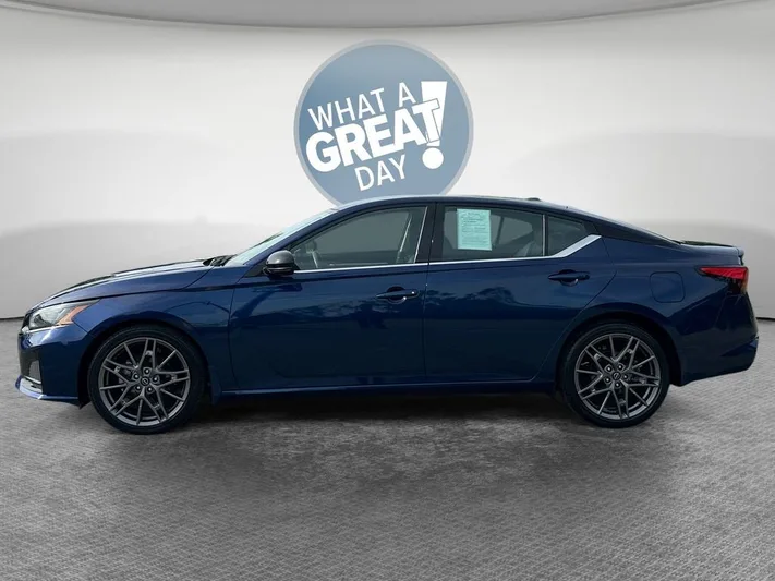 2023 Nissan Altima - view 7