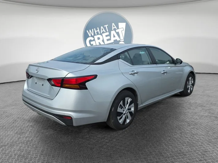 2023 Nissan Altima - view 3