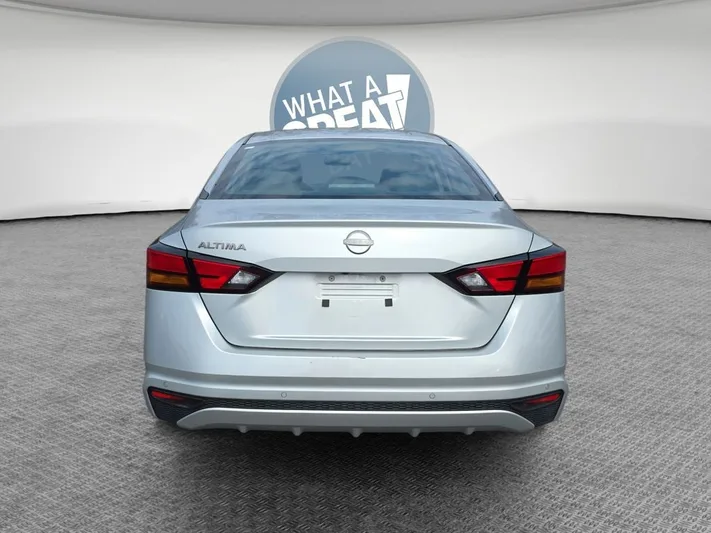 2023 Nissan Altima - view 5