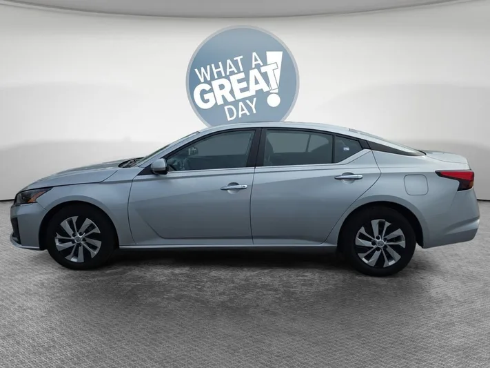 2023 Nissan Altima - view 7