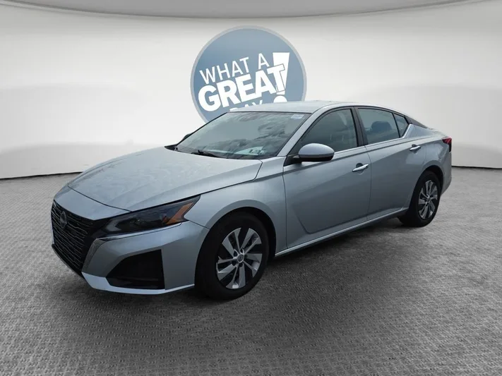 2023 Nissan Altima - view 8