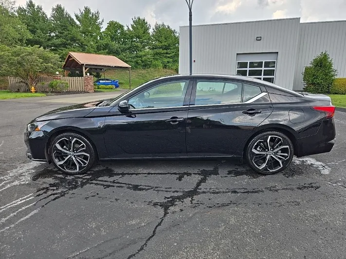 2024 Nissan Altima - view 10