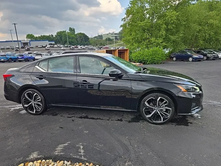 2024 Nissan Altima - view 2