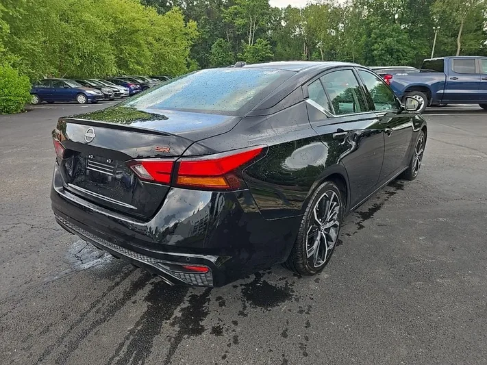 2024 Nissan Altima - view 3