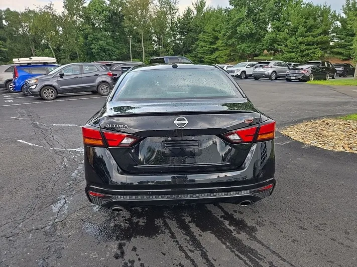 2024 Nissan Altima - view 4