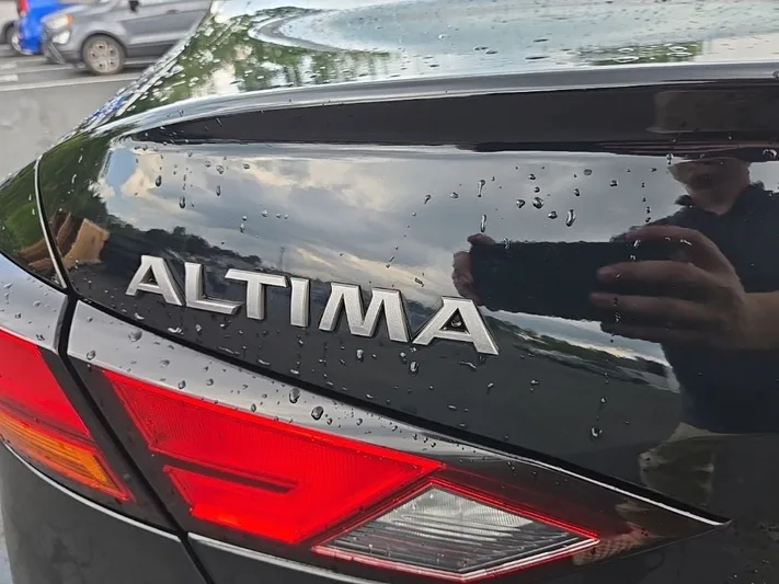 2024 Nissan Altima - view 7