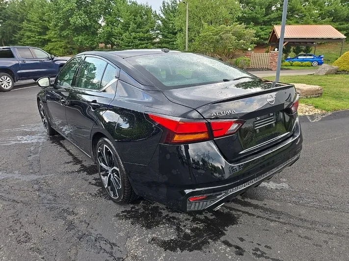 2024 Nissan Altima - view 9