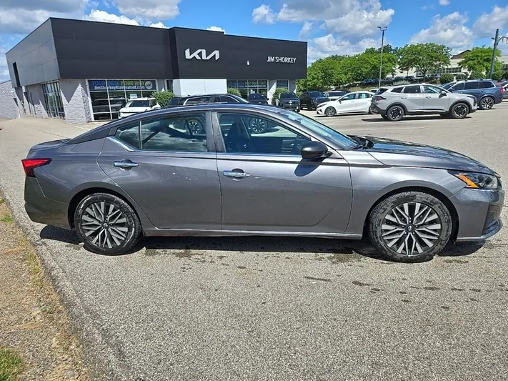 2024 Nissan Altima - view 2