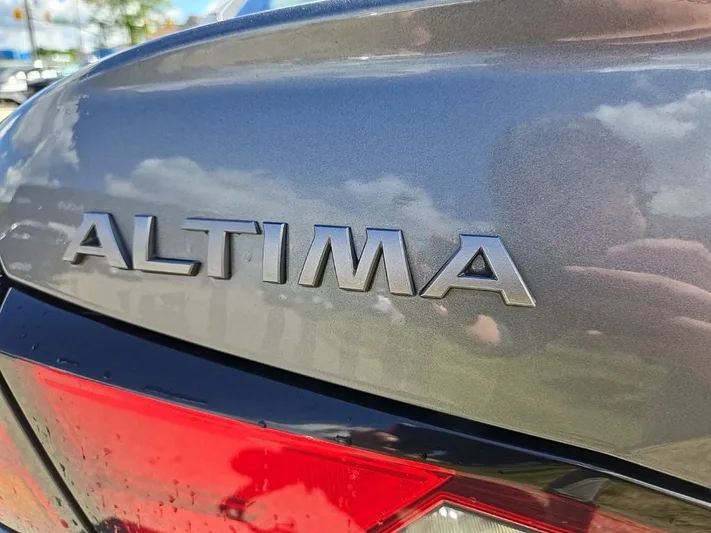 2024 Nissan Altima - view 5