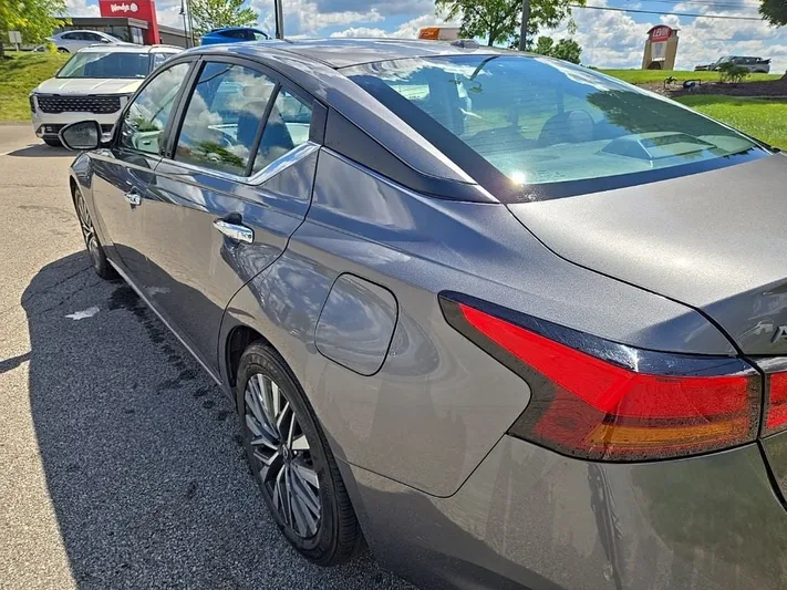 2024 Nissan Altima - view 6