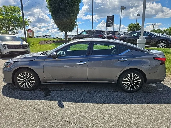 2024 Nissan Altima - view 7