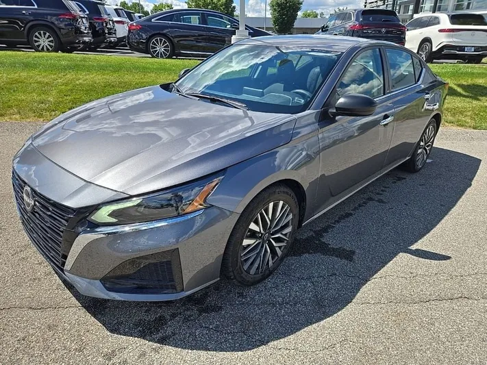 2024 Nissan Altima - view 9