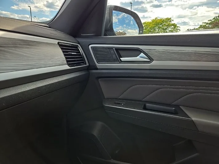 2023 Volkswagen Atlas - view 25