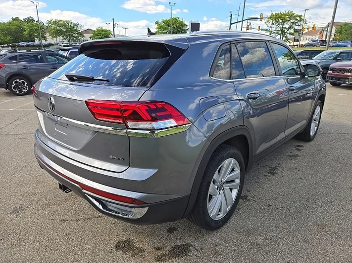 2023 Volkswagen Atlas - view 3