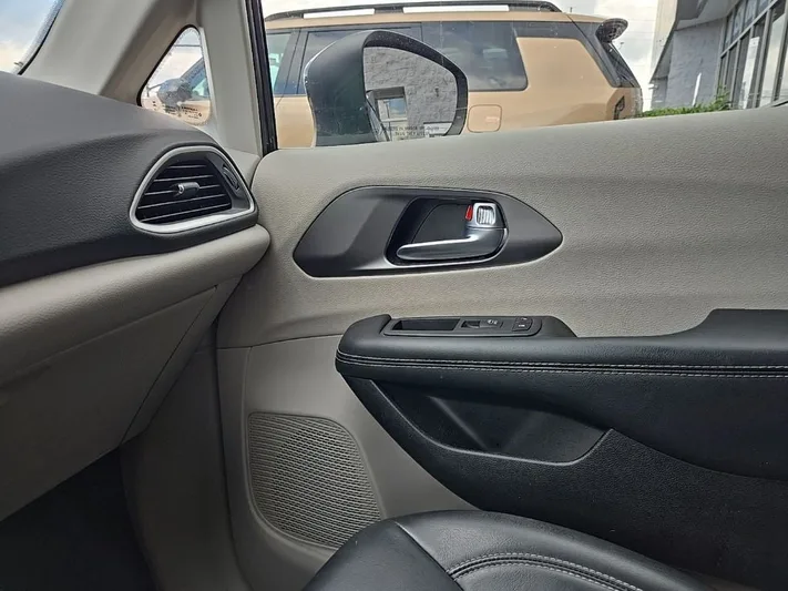 2023 Chrysler Pacifica - view 23