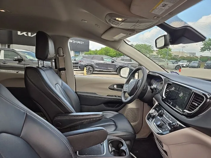 2023 Chrysler Pacifica - view 34