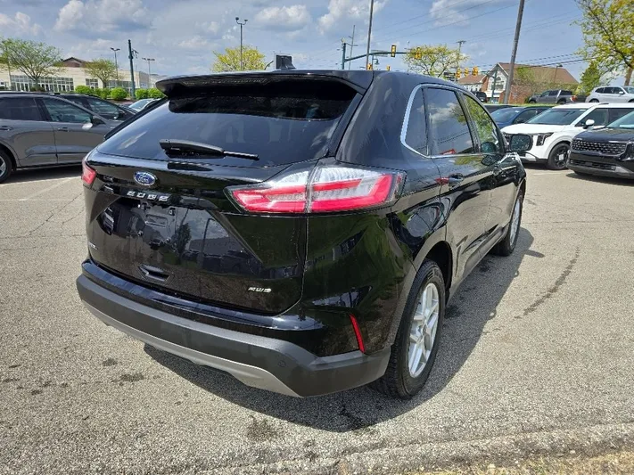 2024 Ford Edge - view 3