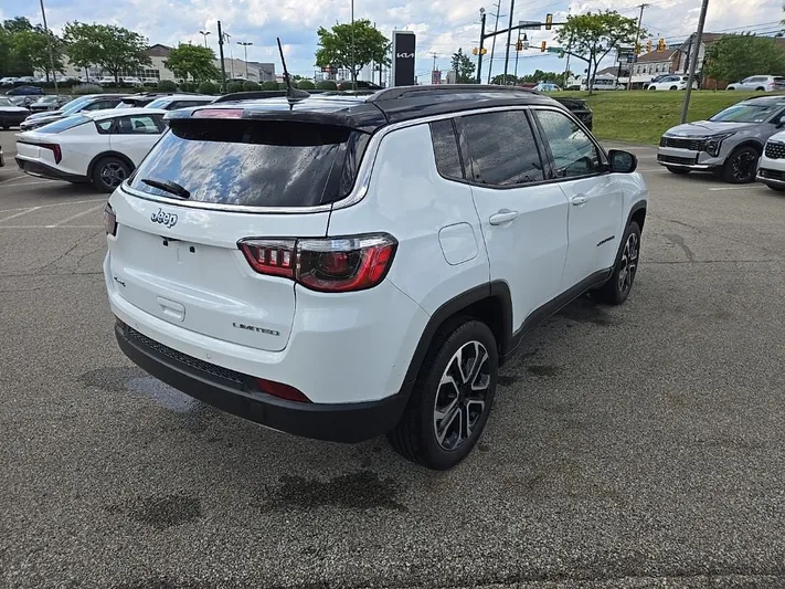2023 Jeep Compass - view 3