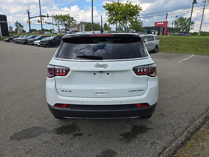 2023 Jeep Compass - view 4