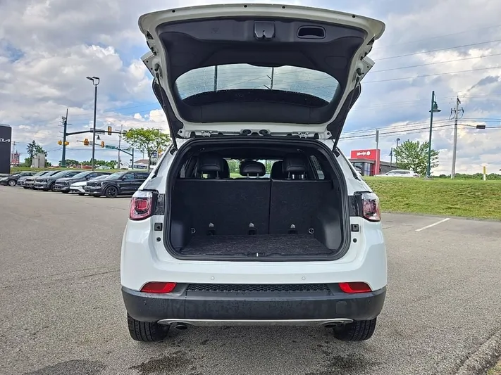 2023 Jeep Compass - view 5