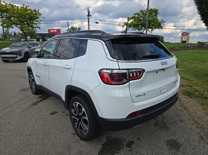 2023 Jeep Compass - view 9