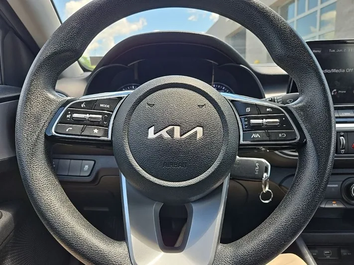 2023 Kia Forte - view 11