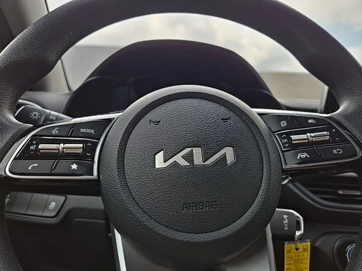 2023 Kia Forte - view 13