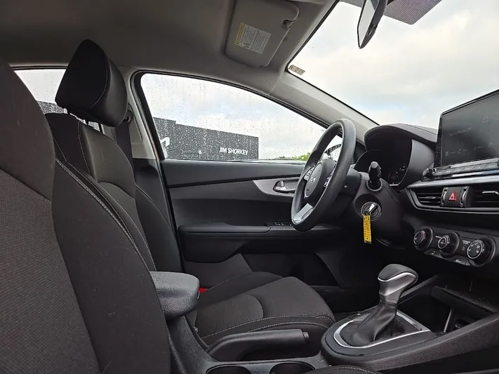 2023 Kia Forte - view 32